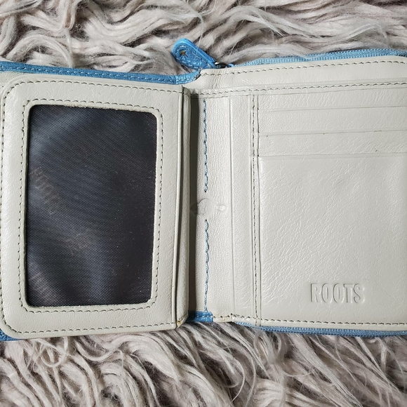ROOTS genuine leather baby blue wallet - Picture 3 of 5